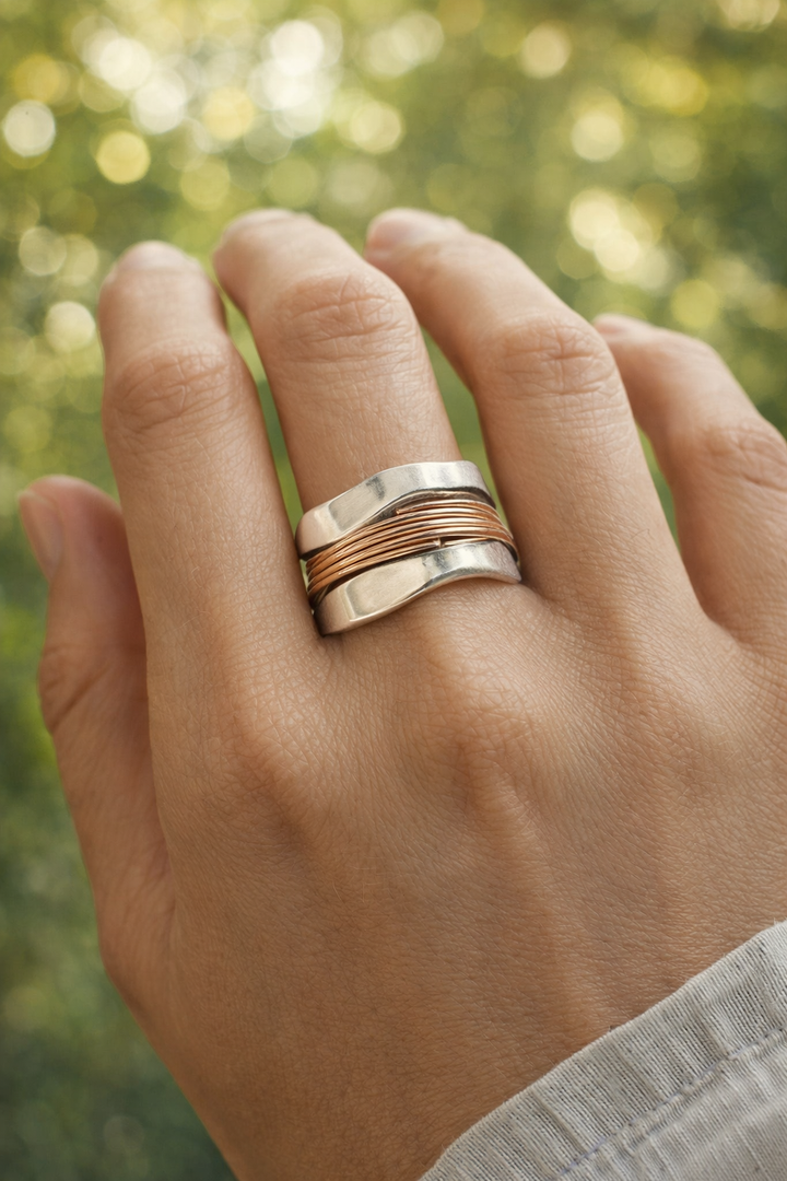 Auffälliger Ring mit gewebtem Wellenmuster