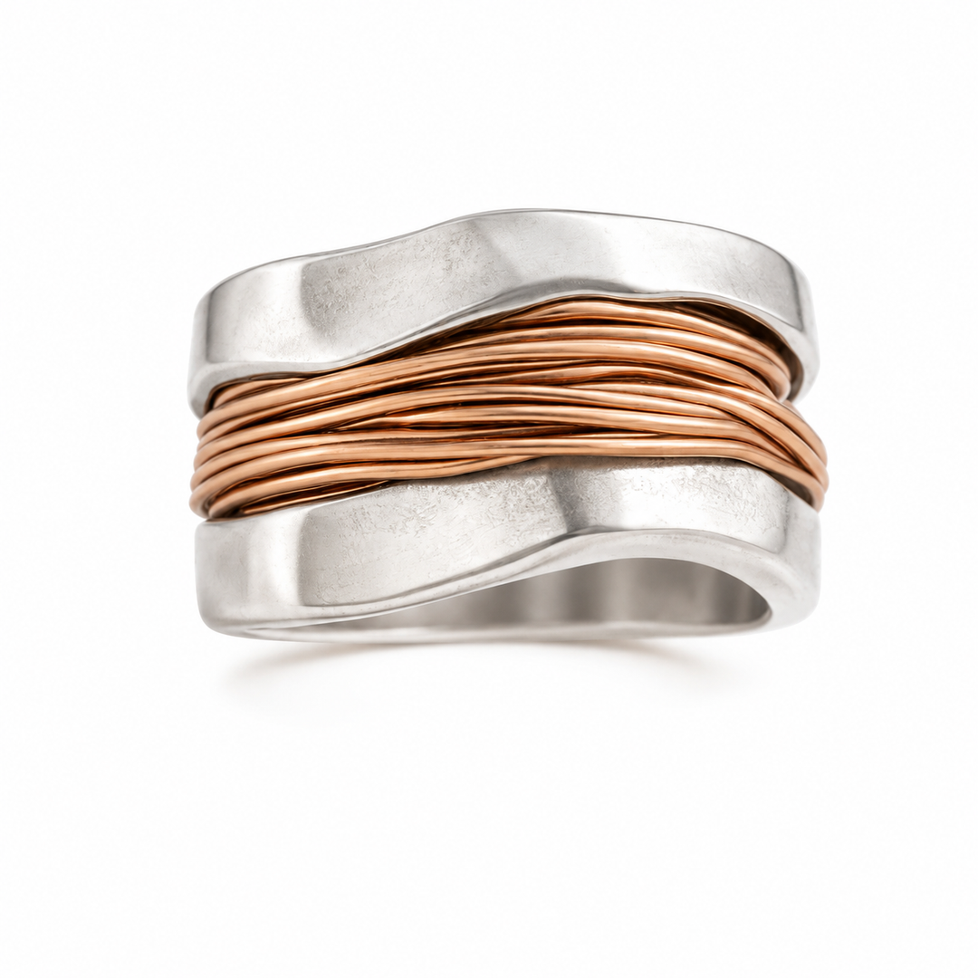 Auffälliger Ring mit gewebtem Wellenmuster