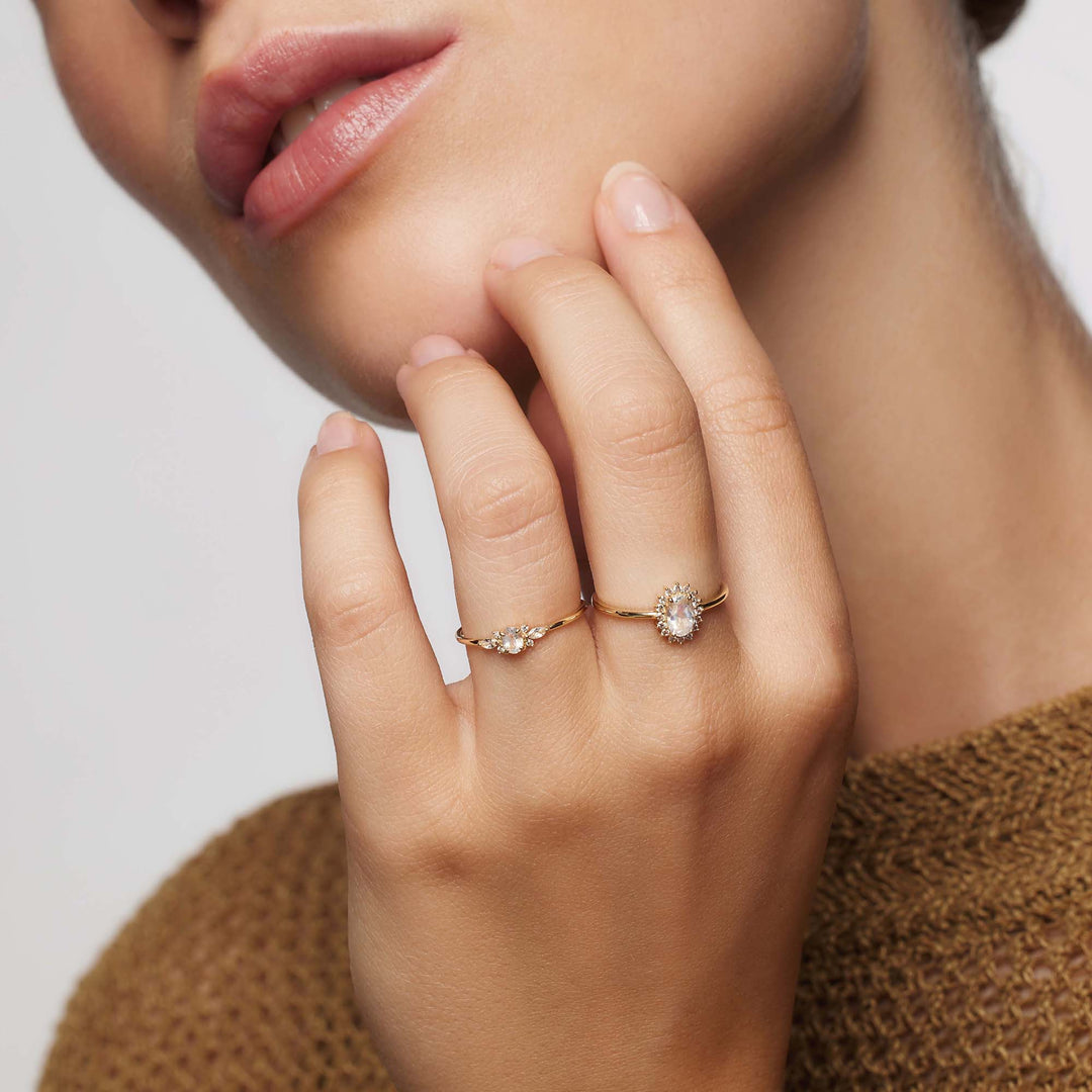 Zierlicher Ring mit zwei Steinen