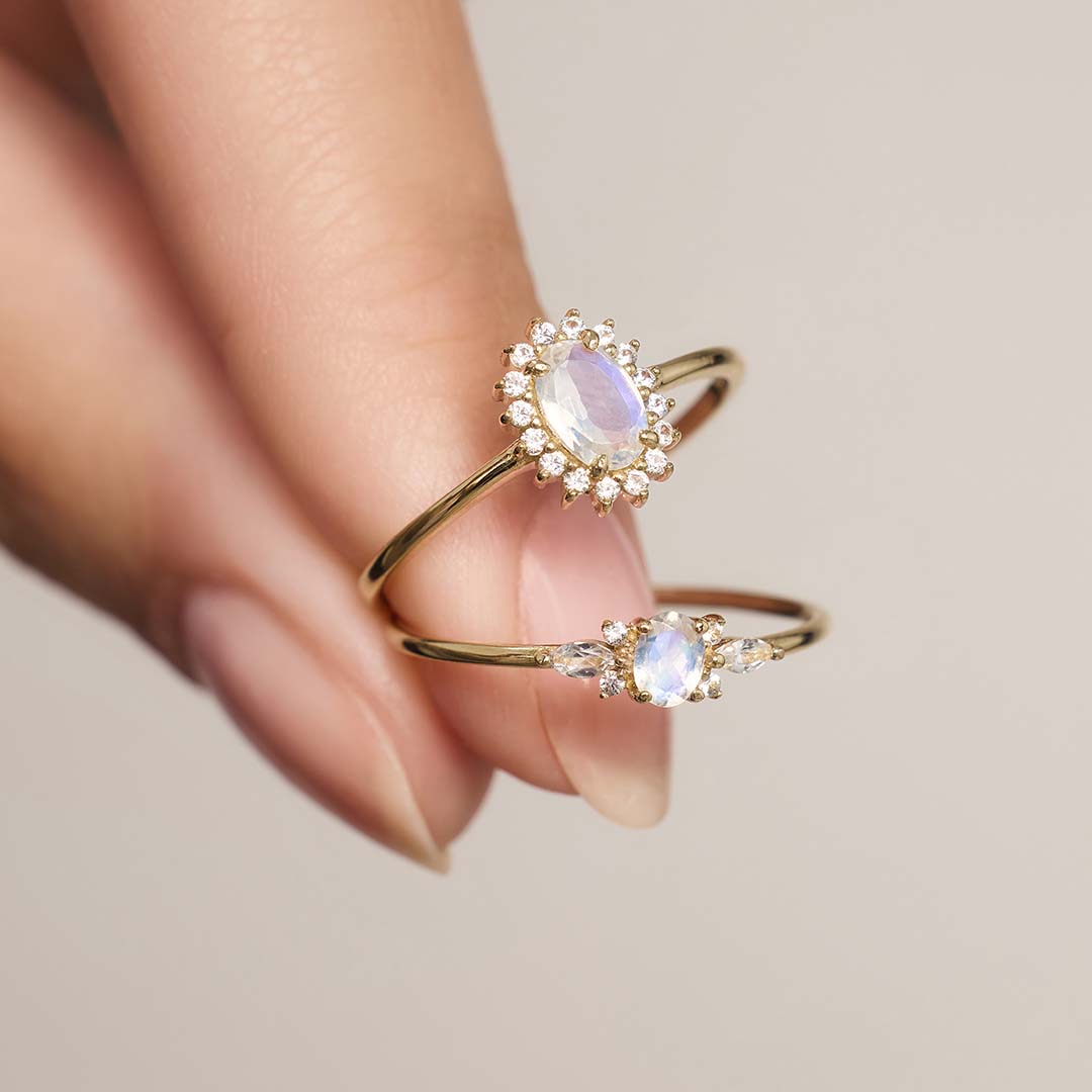 Zierlicher Ring mit zwei Steinen