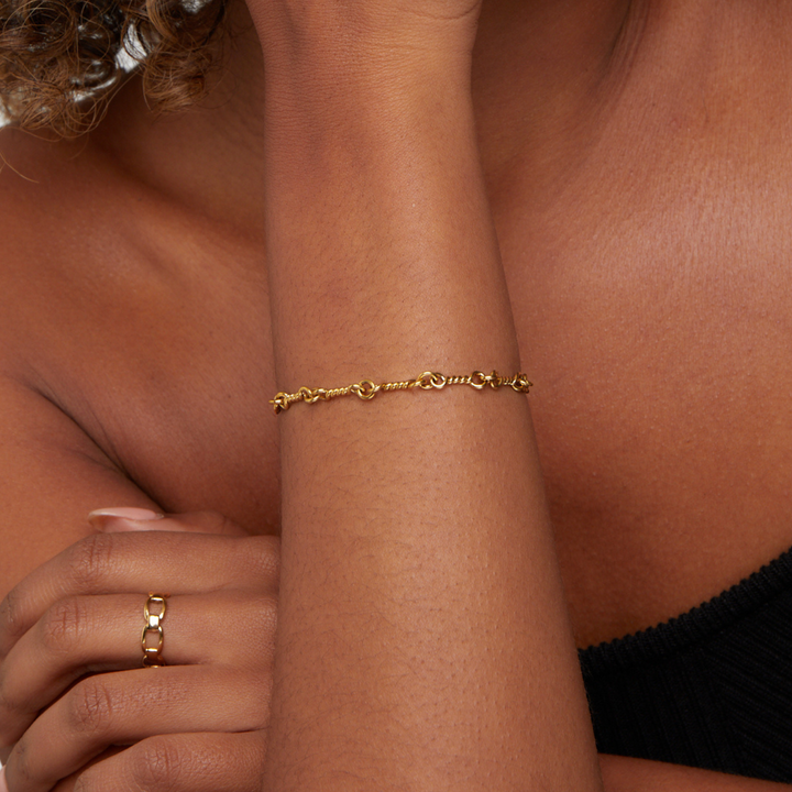 Armband mit ineinandergreifenden Gliedern