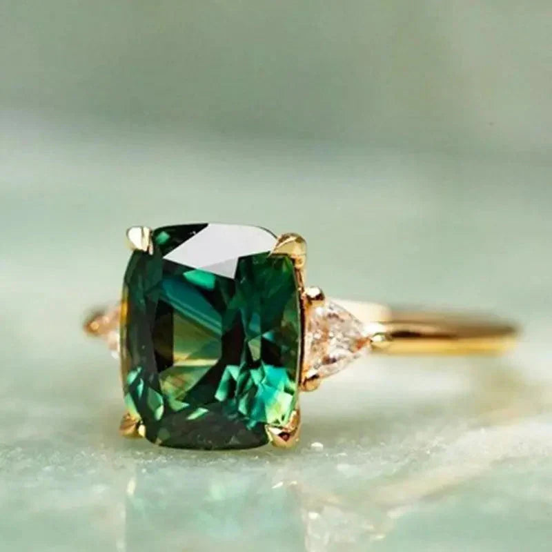 Strahlender Ring mit drei Steinen