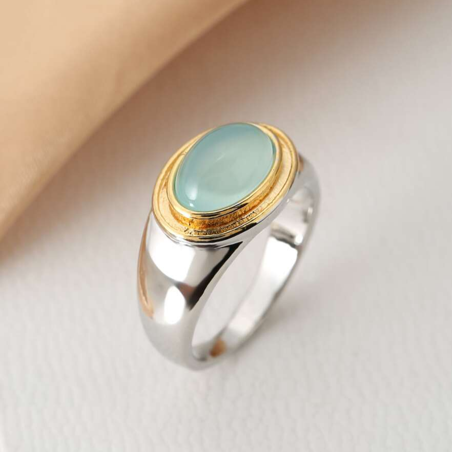 Ring mit ovalem Cabochon