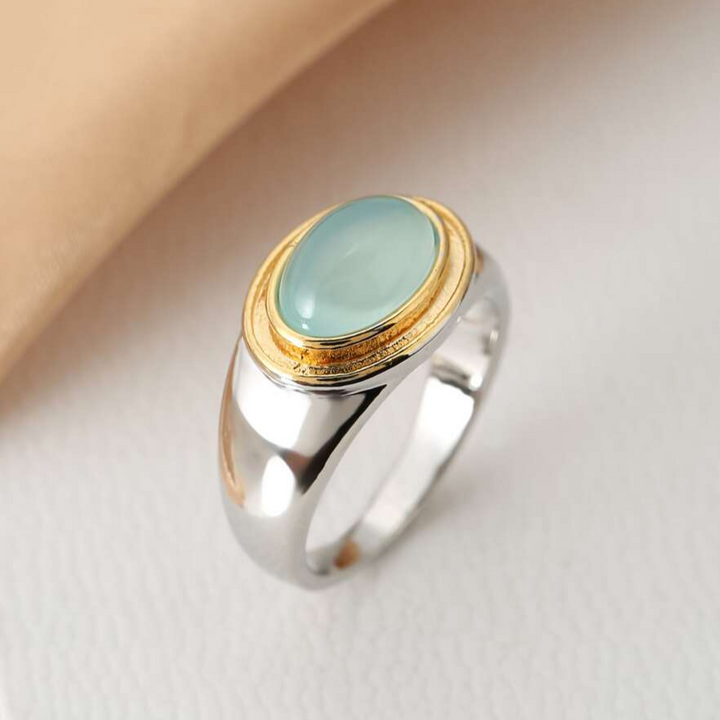 Ring mit ovalem Cabochon