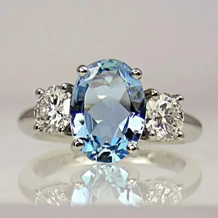 Eleganter Ring mit eisigem Edelstein