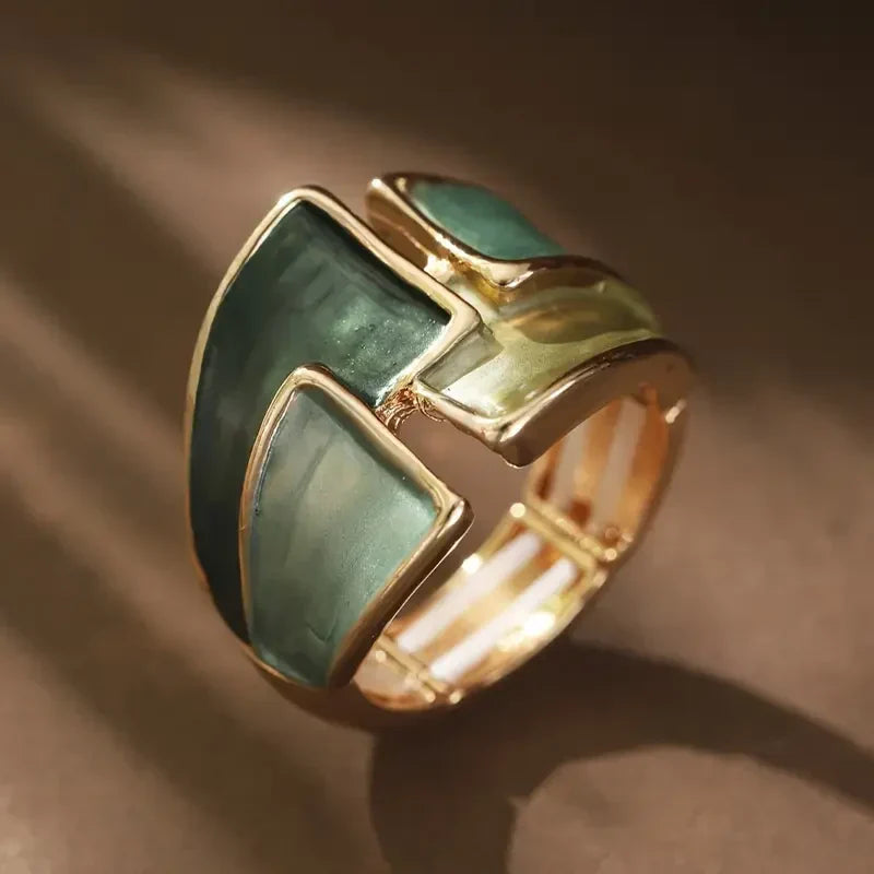 Moderner Ring mit Edelstein-Einsatz