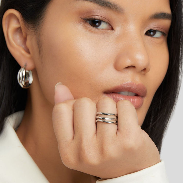 Auffälliger Ring mit wellenförmigem Design