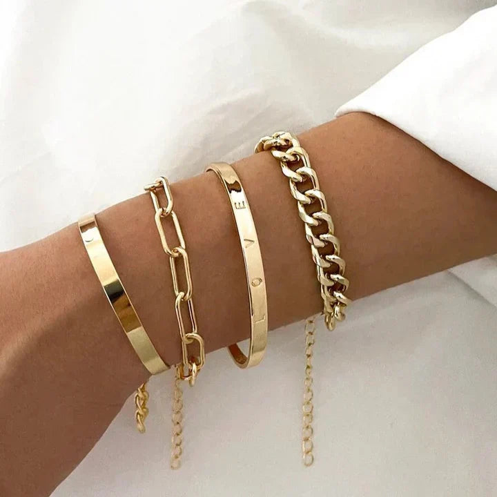 Set mit vier verschiedenen Kettenarmbändern