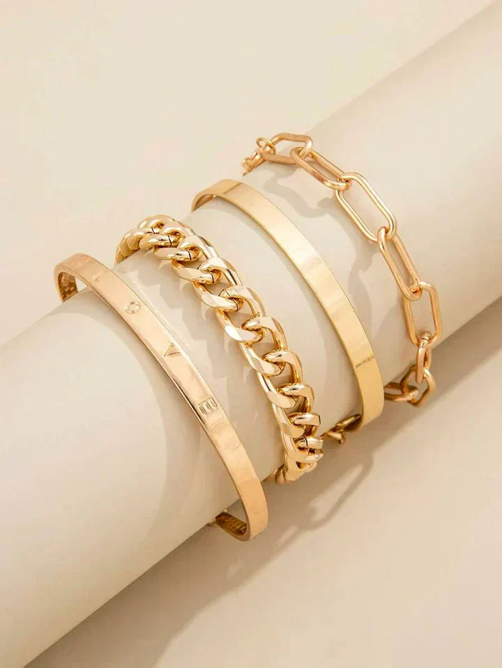 Set mit vier verschiedenen Kettenarmbändern